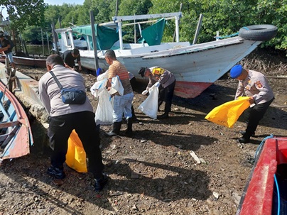 Edukasi Masyarakat Sekitar Pelabuhan Polres Bontang Gelar Bersih Pesisir Bontang Presisi Bakti Untuk Masyarakat di Pelabuhan Tanjung Laut