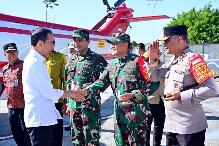 Kapolda Kaltim Sambut kedatangan Presiden Jokowi Di Kota Bontang
