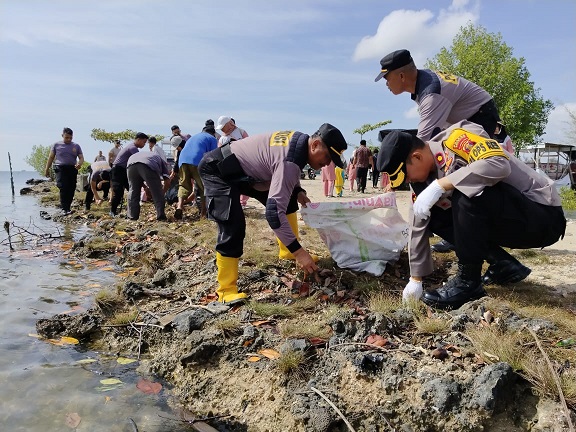Peduli Daerah Pesisir Polres Bontang Ajak Masyarakat Sekitar Bersih-bersih Pantai Galau