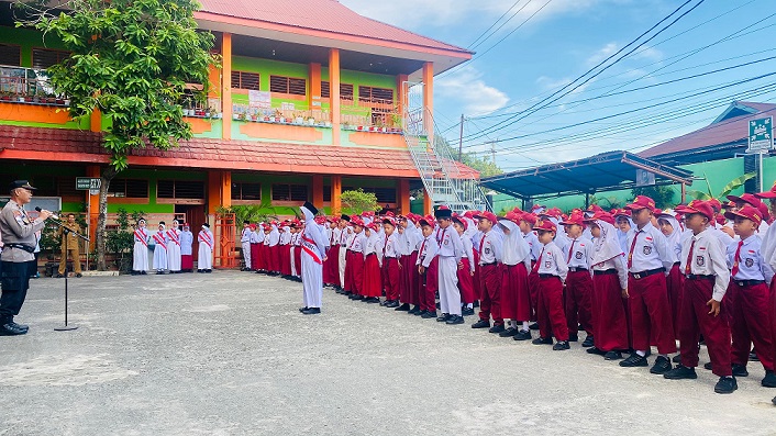 Cegah Bulying Personil Polres Bontang Secara Serentak Menjadi Pembina Upacara di Lingkungan Sekolah