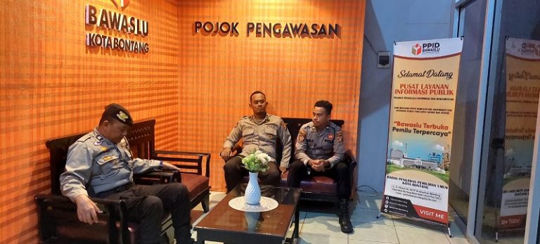 Pastikan Kehadiran Petugas Pengamanan Piket Pawas Kontrol Petugas Pam di Kantor Bawaslu