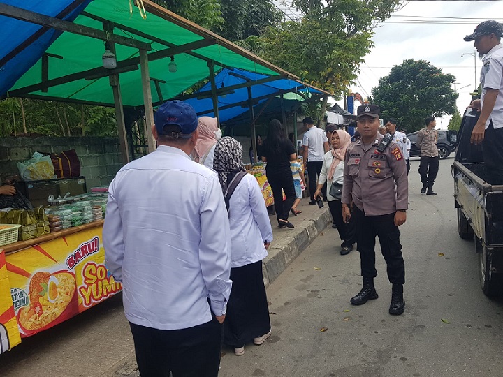 Cegah Kemacetan Lalin Personil Polsek Bontang Utara Melaksanakan Pengawasan Pemanfaatan Jalan/Trotoar di Pasar Ramadhan
