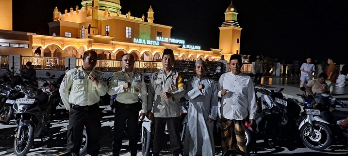 Amankan Sholat Tarawih Bhabinkamtibmas Ingatkan Warga Akan Bahaya Pencurian