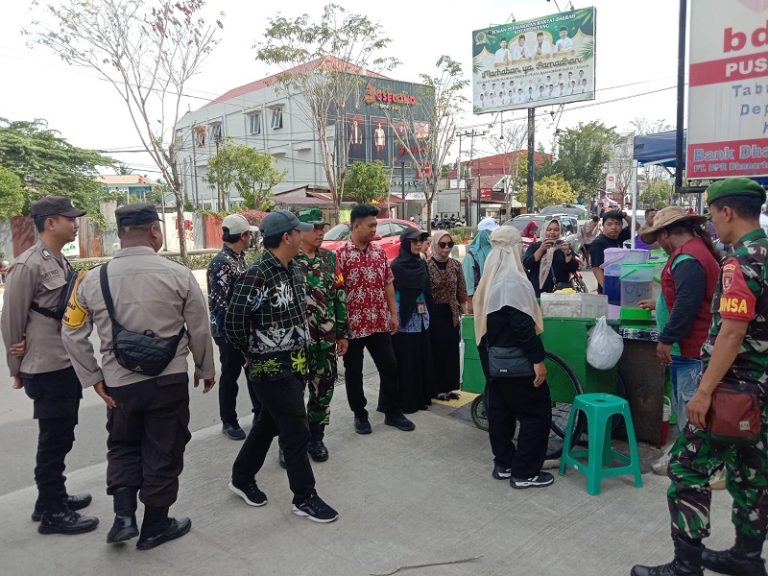 TNI – Polri Bersinergi Dengan Pemerintah Daerah Lakukan Pengamanan dan Monitoring Pasar Ramadhan