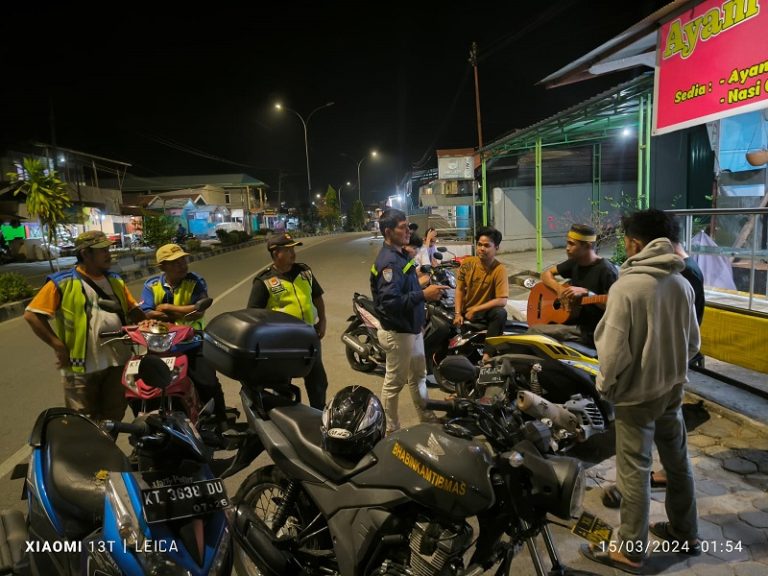 Ciptakan Sitkamtibmas Aman di Bulan Ramadhan Bhabinkamtibmas Loktuan Patroli Bersama FKPM
