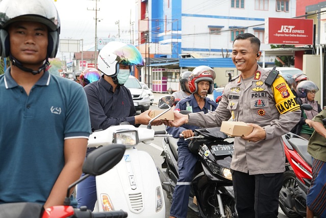 Sapa Warga Kapolres Bontang bagikan takjil kepada warga yang lewat di Simpang 4 Bontang Baru