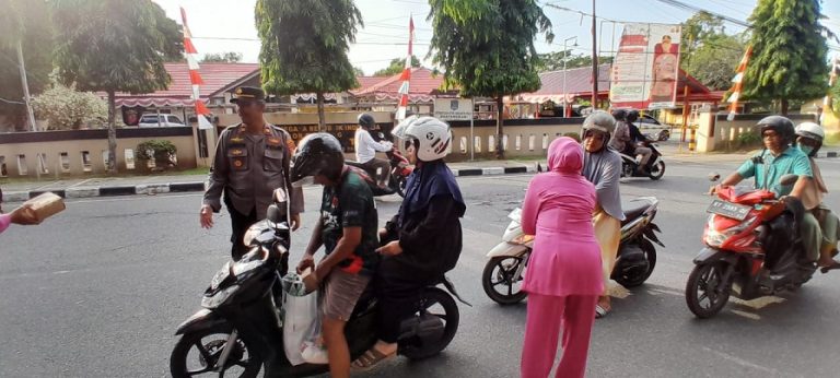 Berbagi Kasih Dan Perbanyak Amal Ibadah, Personil Polsek Bontang Utara dan Bhayangkari Membagikan Ta’jil Kepada Masyarakat