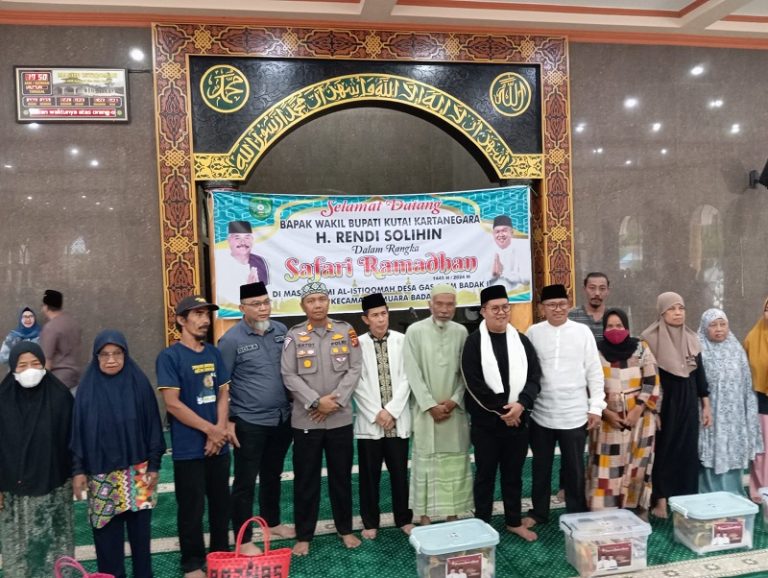 Kapolsek Muara Badak Dampingi Safari Ramadhan Wakil Bupati Kukar ke Desa Gas Alam