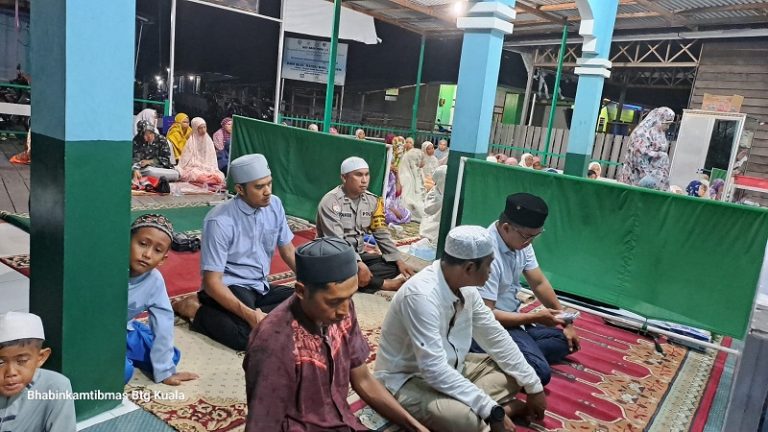Bertugas Sekaligus Beribadah, Pak Bhabin Ikuti Tausiah dan Sholat Tarawih bersama rombongan Wakil Walikota Dan Warga