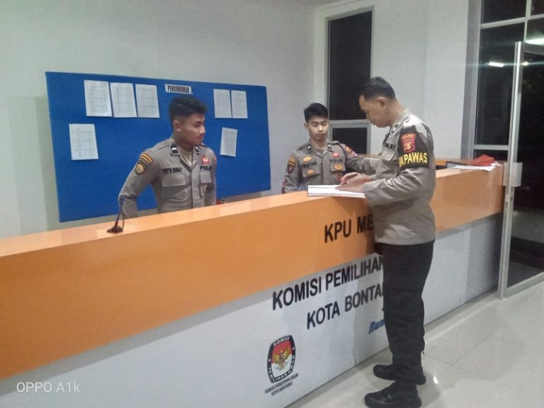 Piket Wa Pawas Kontrol Petugas Pam di Kantor KPU