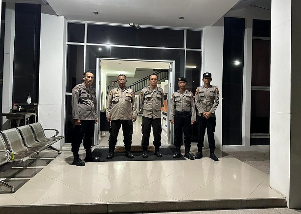 Pastikan Keberadaan Petugas Pengamanan, Pawas Melakukan Kontrol Petugas Pam KPU