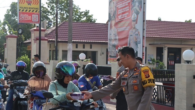Mencari pahala shodaqoh di bulan Ramadhan, Waka Polres Bontang berikan Ta’jil jelang buka Puasa