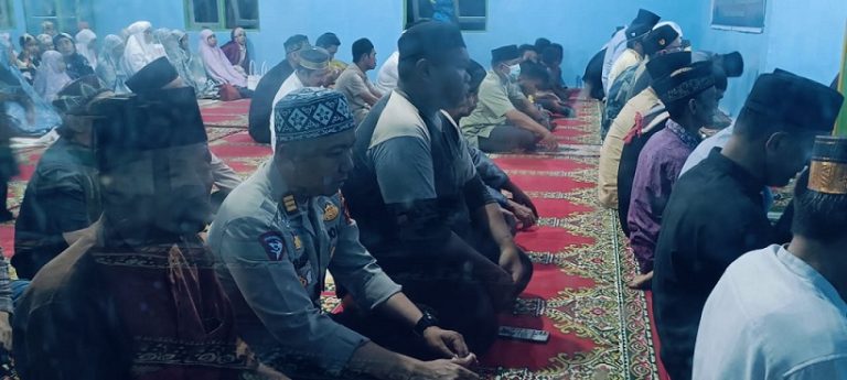 Hikmah Ramadhan Kumpul Bareng Masyarakat, Kapolsek dan Camat Muara Badak Bukber dan Sholat Berjamaah