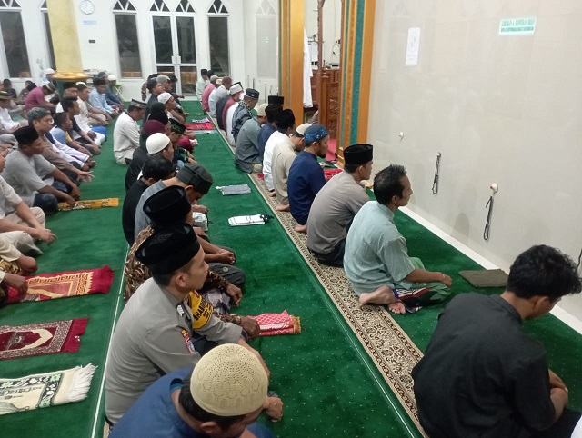 Berbaur Bersama Jamaah, Lakukan Tugas Pengamanan Sekaligus Beribadah