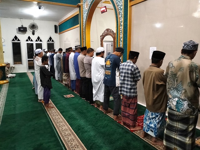 Perkokoh Ukhuwah Islamiyah Tingkatkan Imtaq, Personil Polsek Muara Badak Sholat Subuh Berjama’ah Bersama Warga
