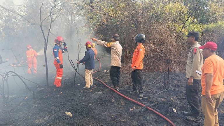 Waspadai Cuaca Ekstrim, Polri Dan Damkar Padamkan Titik Api Di Lahan Kosong