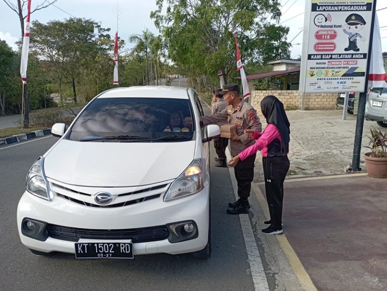 Memaknai Hikmah Dan Berkah Ramadhan, Polsek Bontang Barat Berbagi Ta’jil kepada Musafir