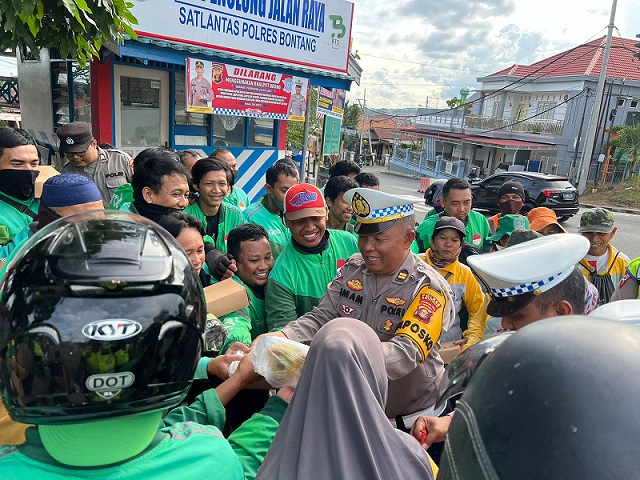 Bina Dan Galang Jaringan Sosial, Polres Bontang bagikan Ta’jil Kepada Awak Ojol