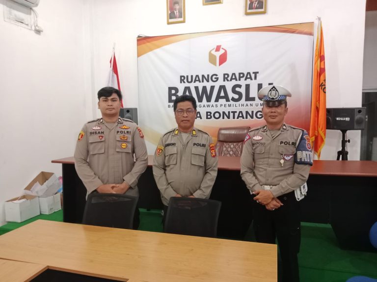 Perwira pengawas Cek Kontrol Pengamanan Kantor KPU