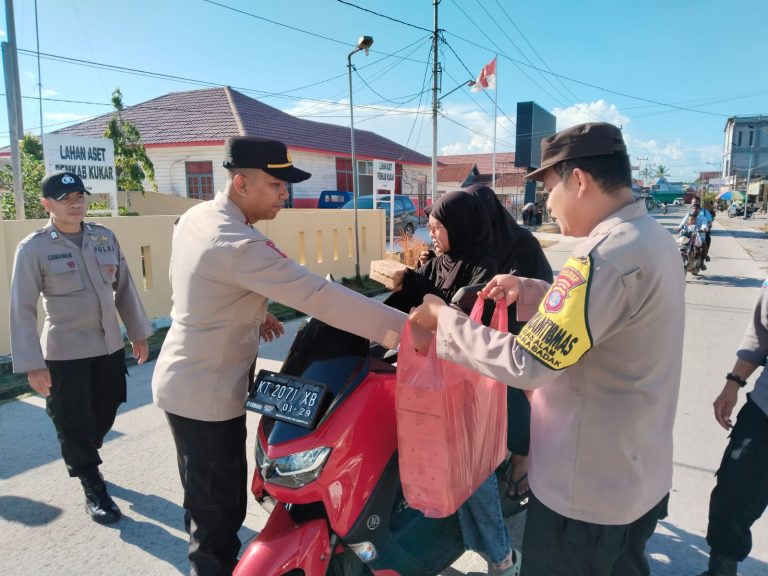 Berbagi Ta’jil Ramadhan Sebagai Sarana Interaksi Sosial Polri Dengan Masyarakat