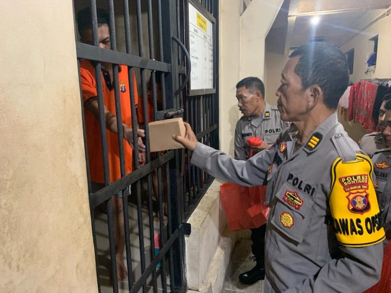 Polri Berbagi, Kapolres Bontang Bagi Takjil untuk Tahanan Rutan Polres Bontang
