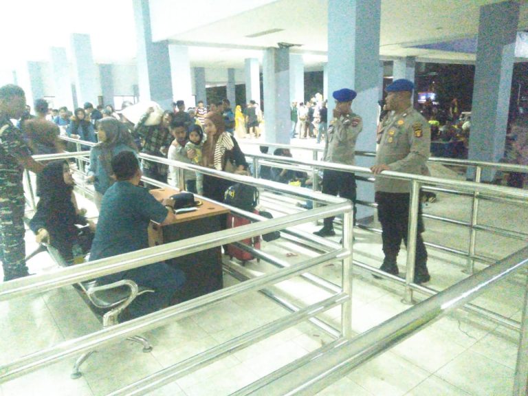 Pastikan keselamatan penumpang, Polres Bontang laksanakan pengamanan kedatangan dan keberangkatan kapal di Pelabuhan Loktuan