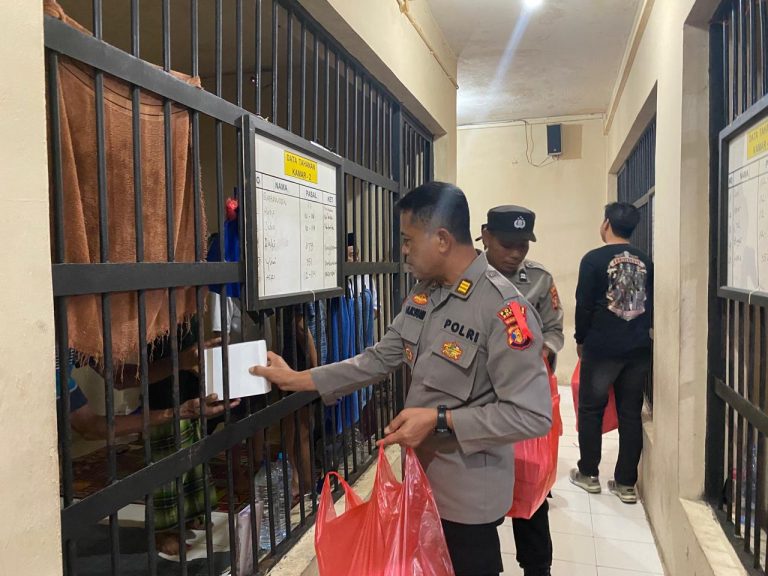 Tebar Kebaikan di Bulan Penuh Berkah, Polres Bontang laksanakan Bagi Takjil Kepada Tahanan Polres Bontang