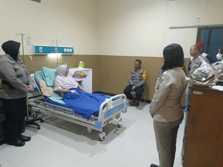 Empati Kepada Personil, Kapolres Bontang Kunjungi Personil Yang Sedang Dirawat