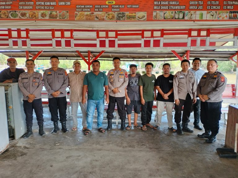 Kapolsek Muara Badak Bekesah dengan Kerukunan Keluarga Bugis Bone Toko Lima