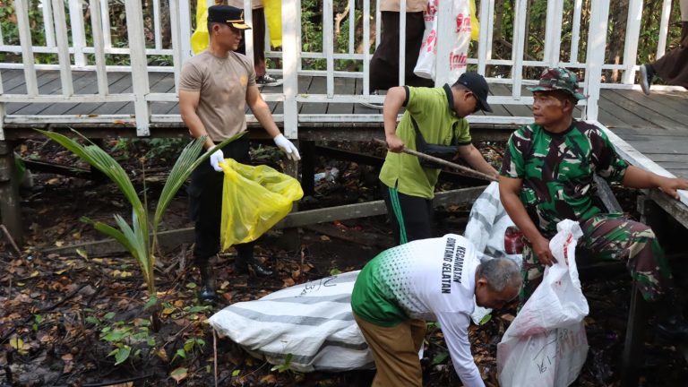 Bersih Pesisir Bontang Presisi, Polres Bontang Pelopori Dan Ajak Masyarakat Peduli Lingkungan