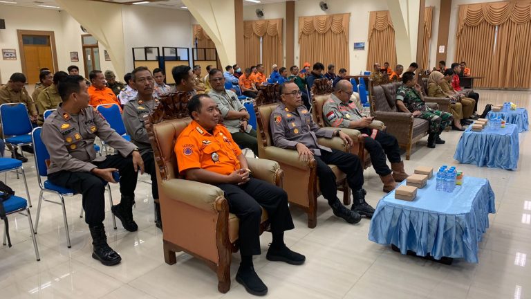 Tanggap Bencana, Kasat Polair dan Kapolsek jajaran Polres Bontang hadiri Konsultasi Publik Dokumen Kajian Resiko Bencana Kota Bontang
