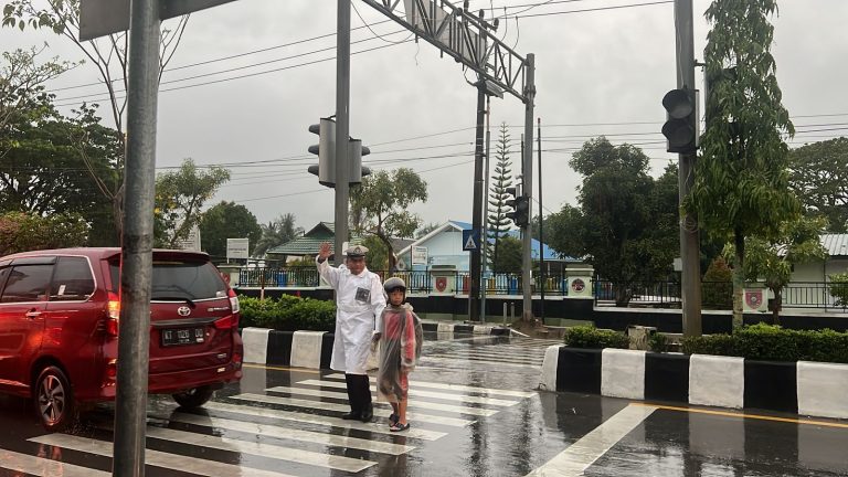 Meski hujan, Sat Lantas Polres Bontang tetap semangat laksanakan pengaturan Lalu Lintas pagi hari
