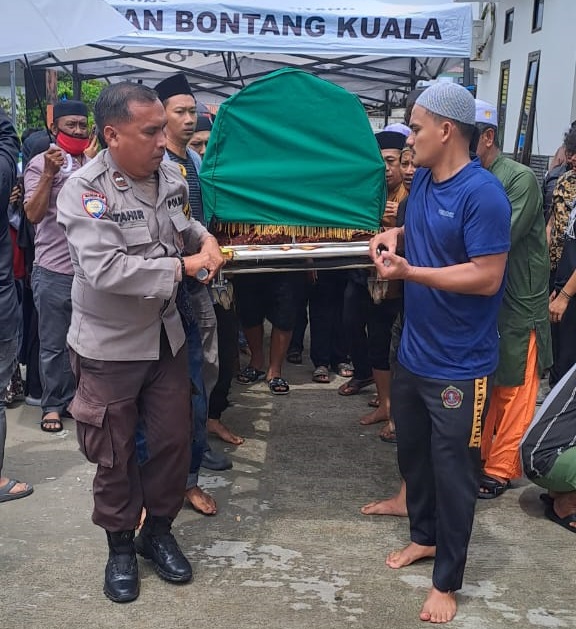 Peduli sesame, Bhabinkamtibmas Bontang Kuala takziah kepada warga binaan yang meninggal dunia