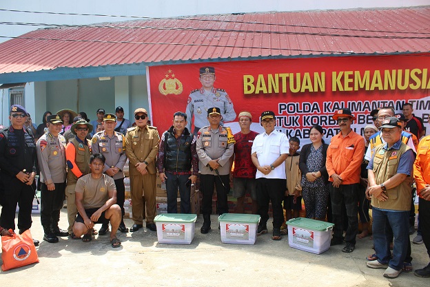 Kunjungi Korban Banjir di Mahakam Ulu, Kapolda Kaltim Berikan Bantuan Kemanusiaan