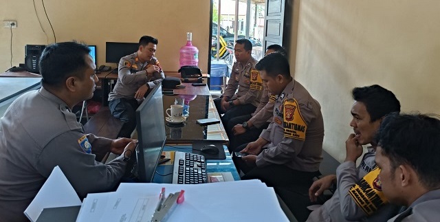 Kapolsek Marangkayu Pimpin Kegiatan Anev Mingguan Bhabinkamtibmas di Aula Polsek