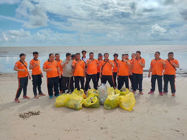 Polsek Muara Badak Sukseskan Program Bersih Pesisir di Pantai Tanjung Rt. 01 Desa Tanjung Limau Kecamatan Muara Badak