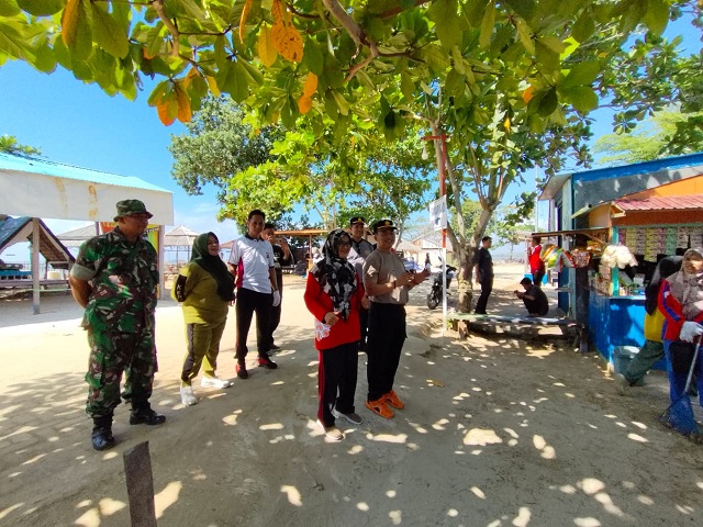 Laksanakan Program Bersih Pesisir Polsek Marangkayu sasar Pantai Biru Kersik