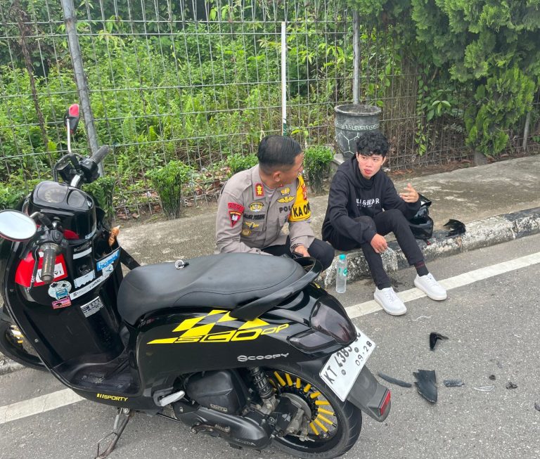 Sigap dan responsif, Kapolres Bontang bantu korban laka lantas di jalan raya