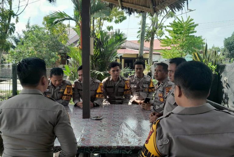 Kapolsek Marangkayu pimpin Anev Mingguan Bhabinkamtibmas ajak Tingkatkan Pembinaan Warga