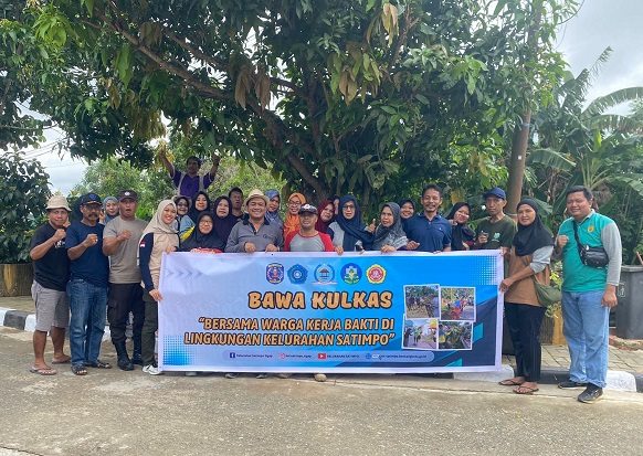 Sinergitas 3 Pilar, Aiptu Darliawan Bhabinkamtibmas Satimpo laksanakan kerja bakti Bersama Kelurahan Satimpo