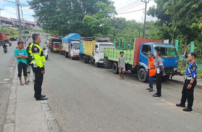 Tindak lanjuti aduan Masyarakat, Sat Lantas Polres Bontang lakukan penertiban Antrian BBM di SPBU Km.3 Kelurahan Belimbing