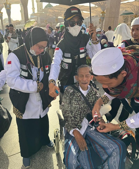Kisah Polwan Bantu Jemaah Haji saat Cuaca Panas di Arab Saudi