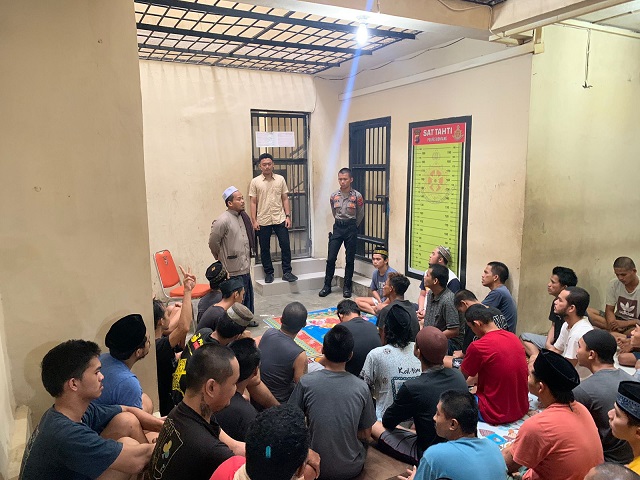 Wujud Perhatian, Polres Bontang berikan Binrohtal kepada Tahanan di rutan Polres Bontang