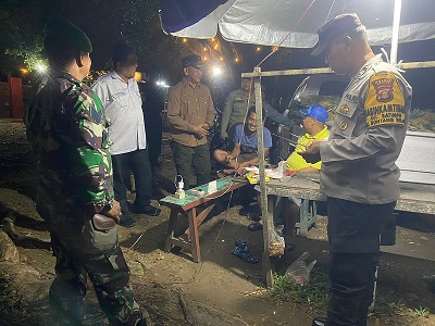 Jaga Kamtibmas wilayah Binaan, Bhabinkamtibmas Kel. Satimpo Lakukan Patroli Gabungan dengan Trantibum