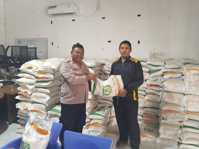 Bhabinkamtibmas Aipda Setyo Wahyudi Kawal Pendistribusian Bantuan Pangan di Kelurahan Berbas Pantai