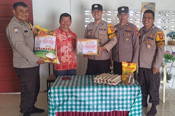 Sambut Hari Bhayangkara ke 78, Bhabinkamtibmas Kelurahan Kanaan serahkan Bansos kepada warga binaan