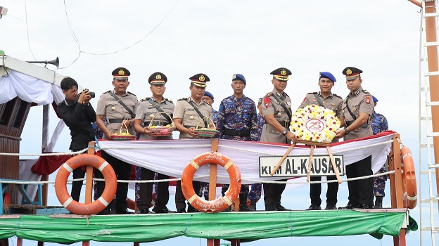 Polres Bontang laksanakan Upacara Tabur Bunga di Laut dan Peresmian Pos Penolong Polair dalam Rangka Hari Bhayangkara Ke-78