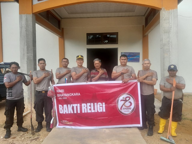 Sambut Hari Bhayangkara Ke-78, Polsek Bontang Barat laksanakan Kegiatan Bakti Sosial