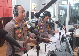 Wakapolresta Balikpapan Sampaikan Kesiapan Pengamanan Pemilukada Melalui Talkshow Onix Radio Balikpapan