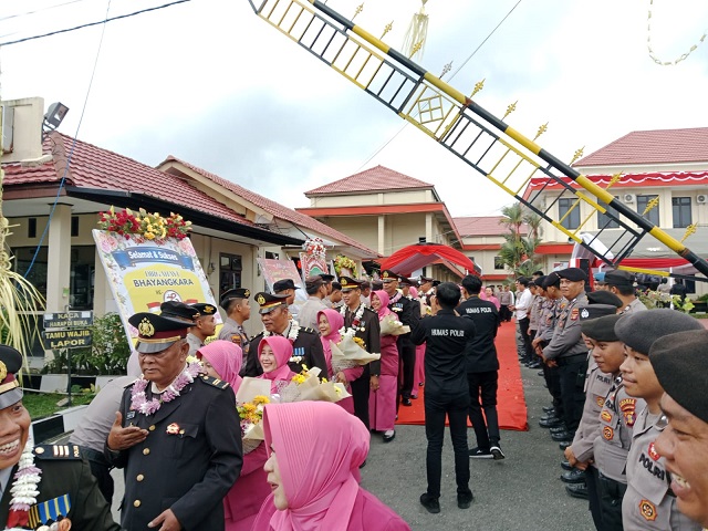 Wujud perhatian, Polres Bontang laksanakan Upacara Wisuda Purna Bakti Personil Polres Bontang yang memasuki masa pensiun